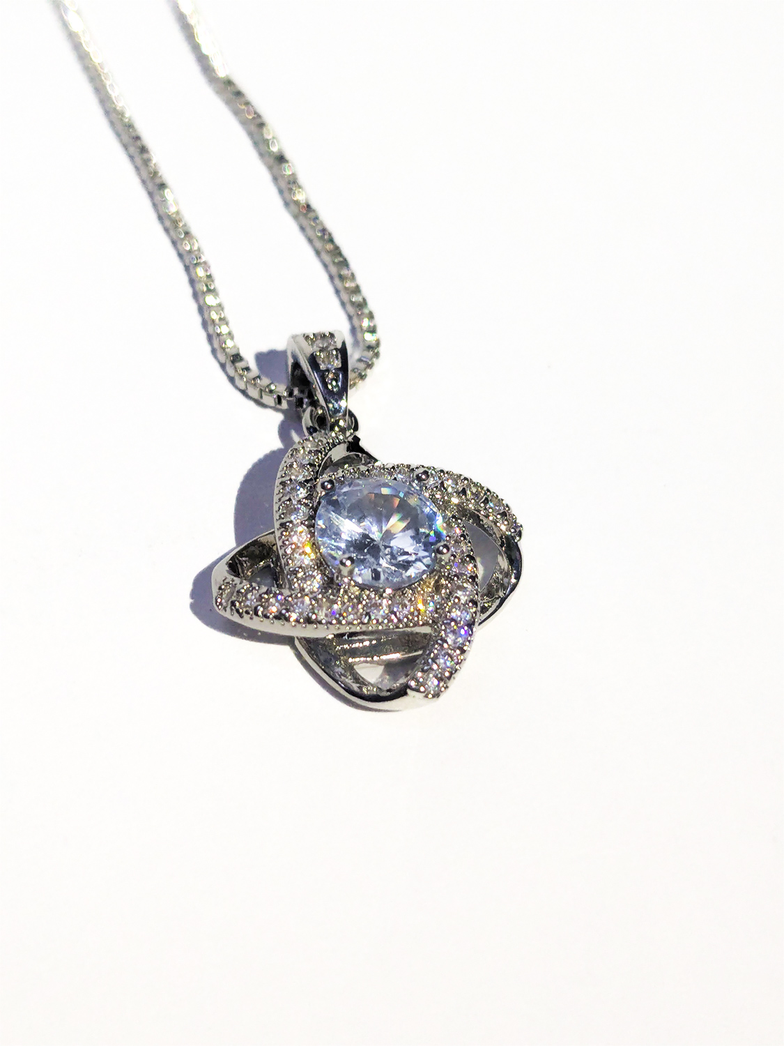 Cool light blue brilliance with timeless elegance - Image 2